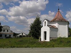 Náves s kapličkou a památkově chráněným stavením čp. 14