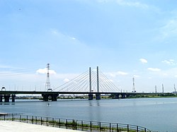 彩湖（日語：彩湖）與幸魂大橋（日語：幸魂大橋）