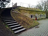 Voorplein aan de stadszijde met keel en trap naar platform