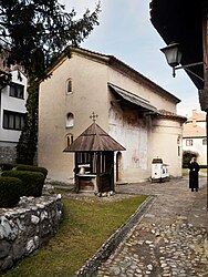 La façade occidentale et la façade sud.