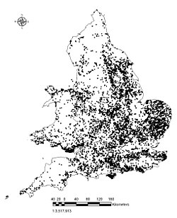 L'habitat rural breton au Haut Moyen Âge se distingue peu de l'habitat de l'âge du fer, surtout dans les zones de faible romanisation. Malgré l'utilisation de pierres sèches et la permanence de quelques villae romaines, les maisons rondes et les forteresses à talus refont massivement leur apparition (sites de Gwithian ou Pant-y-Saer) avec en parallèle l'abandon rapide des cités. Quant aux ressources numismatiques, la répartition des pièces de monnaie romaines retrouvées en Grande-Bretagne correspond sans surprise aux zones les plus fortement romanisées. (Image de gauche : schéma à étapes du bâti d'une roundhouse à Bradbury. Image au centre : reconstitution d'une roundhouse sur le site archéologique de Brigantium. Image de droite : carte des découvertes de numéraire sur toute la période romaine en Grande-Bretagne.)