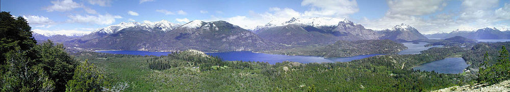 La monti Catedral, López e Capilla, e la lagi Nahuel Huapi e Moreno, vidata de la monto Cerro Campanario.