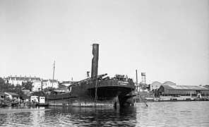 Blackwattle Bay, Glebe, May 1968 - Bellambi being broken up at Strides yard (Vic Solomons, City of Sydney Archives).jpg