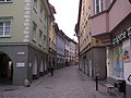 Der als Fußgängerzone gestaltete Mittelabschnitt der Werdenbergerstraße vor dem Umbau des Kronenhauses (Haus hinter dem Pfosten)