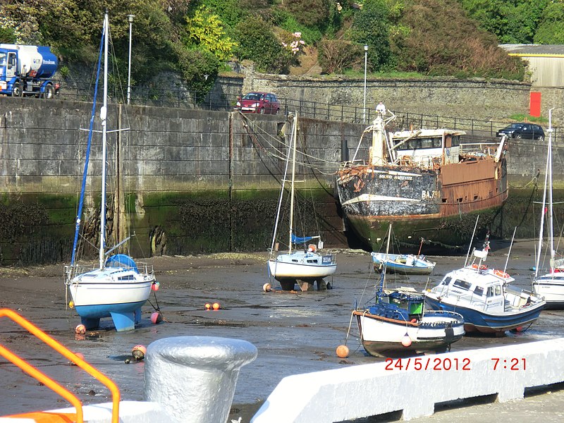 File:Boat stranded in Douglas Harbour - panoramio.jpg