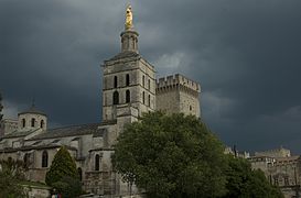 Ciel d'orage sur la cathédrale et le palais des papes.