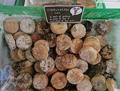 Fromages secs de chèvre, vendus sur le marché de Costaros (Haute-Loire).