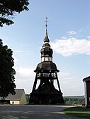 En norrländsk typ av klockstapel som företrädesvis finns i Jämtland. Denna klockstapel står dock vid Hälsingtuna kyrka i Hälsingland. Dessa klockstaplar kännetecknas av det öppna balkongutrymmet under huven och av huven med svängda former och med lökkupoler i renässansstil.