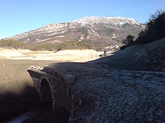 Pont de l’ancienne route de Castillon, recouvert de sédiments.