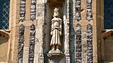 En statue av helgenen utenfor Sankt Edmunds kirke i Southwold.