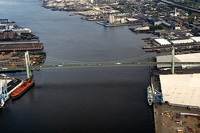 Die Brücke von Philadelphia (links) nach Gloucester City in NJ (rechts), im Hintergrund Camden (2006)