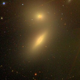 NGC 5353 (midden) en NGC 5354