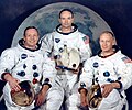 Posádka Apolla 11 – Neil Armstrong (vľavo), Michael Collins (v strede) a Edwin „Buzz“ Aldrin (vpravo)