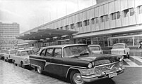 GAZ-13 „Tschaika“ mit Berliner Kennzeichen vor dem frisch eröffneten Hotel Stadt Berlin (1970)