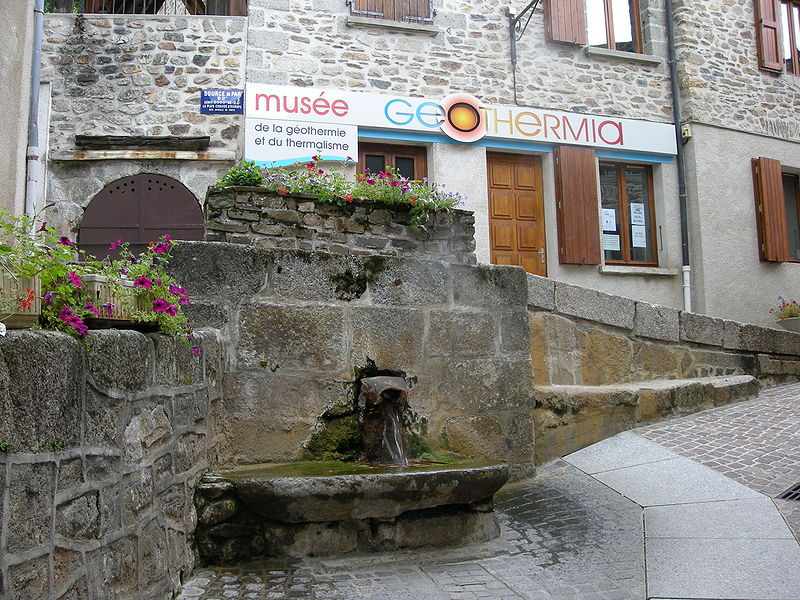 File:Chaudes-Aigues-Source-Musée.JPG