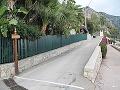 Le débouché du chemin de Nietzsche sur une rue d'Èze-sur-mer.