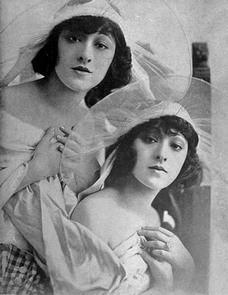 File:Dolly Sisters. Apeda.jpg