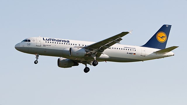 Lufthansa Airbus A320-211 (D-AIQT)