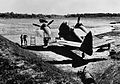 Bristol Beaufighter Mark VIF du No. 177 Squadron RAF sur la base de Feni (Inde). À noter, l'empennage à dièdre positif caractéristique de cette version. Date : entre 1941 et 1945.