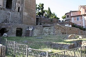 Restos del podio del templo.