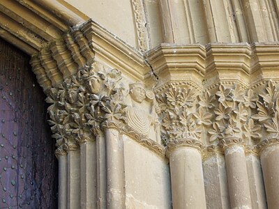 Detalle Capiteles y jamba. Supuesta imagen bien de San Raimundo de Fitero o de San Bernardo de Claraval.