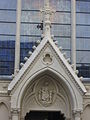 Tympan et gable sur la façade de la chapelle Saint-Joseph