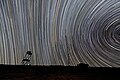 Photographie à très longue pose du ciel nocturne sur le site du Cerro Armazones où sera implanté l'ELT.