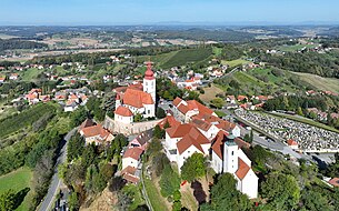 Südostansicht von Straden mit dem Himmelsberg im Vordergrund