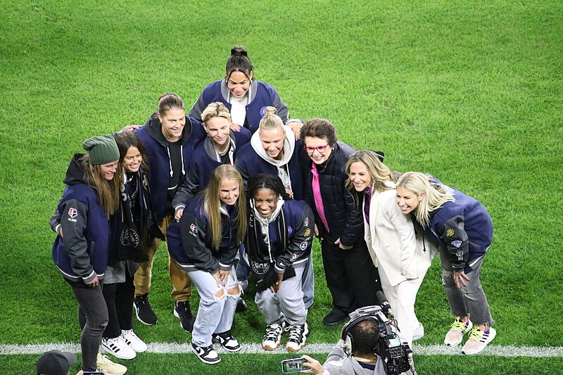 File:2022 NWSL Championship 13 - Billy Jean King and 10 year players.jpg