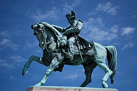 Estatua ecuestre de Napoleón en Cherburgo, de Armand Le Véel (1855).[38]​