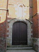 L'espace devant le porche de l'église est particulièrement resserré.