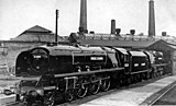 Die Lokomotiven 46224 Princess Alexandra und 46232 Duchess of Montrose 1948 in den Werkstätten in Crewe nach einer Neulackierung in den Farben von British Railways