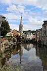 L'église se reflétant dans la rivière "La Lézarde".