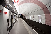 Haymarket, a primeira estação de metrô subterrânea a ser reformada, com o novo esquema de cores corporativo.