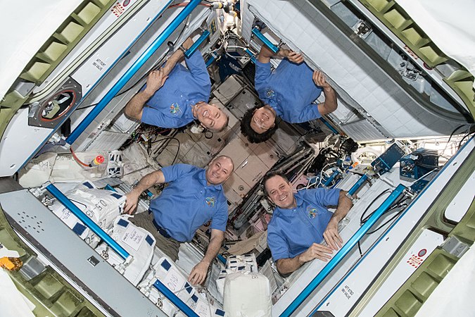 Les astronautes dans leurs compartiments de repos