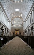 Interior, hacia el altar