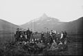 Oppstilling for fotografering i Junkerdalen. Solvågtinden i bakgrunnen. Foto: Ole Tobias Olsen (mellom 1860 og 1900)