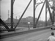 Sur le pont Atwater qui enjambe le Canal de Lachine.