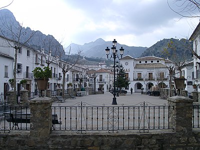 Deutsch: Plaza de España, der Hauptplatz Grazalemas:. English: Grazalema main square and village hall. Español: Plaza del ayuntamiento. Français : La Plaza de España, place principale de Grazalema. Au fond, les montagne de la sierra. Tiếng Việt: Grazalema.