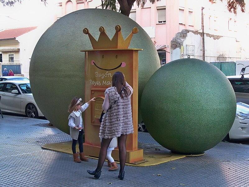 File:Three Wise Men Mailbox in Malaga Este 02.jpg