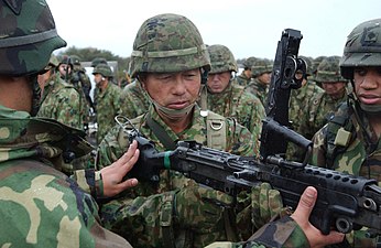 Soudarded Nerzhioù Emzifenn Japan (Jieitai) o teskiñ implij ar vindrailherez M249