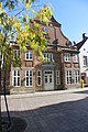 Zwei zweigeschossige Ausluchten: Eckener-Haus in Flensburg (Fassade aus der Mitte des 18. Jahrhunderts)