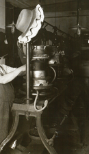 Formage d'un chapeau sur une machine en France vers 1900.