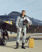 Џо Енгл поред X-15 авиона, 1965. године