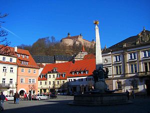 Marktplatz in Kulmbach mit Blick auf Plassenburg