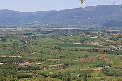 La Piana Reatina e il lago di Ripasottile fotografati da Poggio Bustone, guardando verso ovest. Sullo sfondo, i monti Sabini.