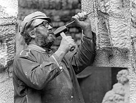 Pieter d'Hont in zijn atelier (1973)