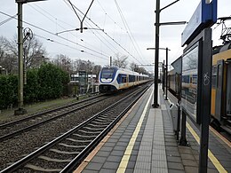 Het oude, smalle eilandperron. De bajonetligging van de perrons is duidelijk: links van de trein is het stationsgebouwtje op de kop van het andere perron te zien.