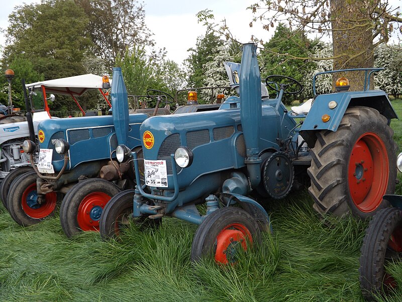 File:Tracteurs Lanz.JPG