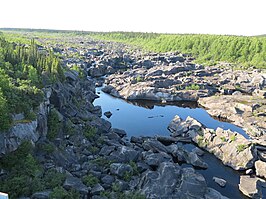 Grotendeels drooggevallen rivierbodem in de nabijheid van de Churchill Falls